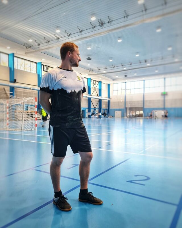 MEDAILONEK VAŠEK 💎

Jelikož máme rádi osobitý přístup, rozhodli jsme se vám představit jednotlivě naše členy týmu, abyste si udělali představu o tom, s kým se u nás potkáte, a jakou pozici vykonává.

Tohle je Vašek.

Je to náš specialista na výrobu panelů dřevostaveb a.k.a panelmaster. 🤟😄
Mimo to jezdí i na stavby jako montážník.

Vašek se ze všeho nejvíc ve volném čase věnuje dokončovacím pracem kolem domu. Na ten je náležitě hrdý, jelikož ho postavil vlastníma rukama. 💪
Jeho soused je dokonce jeden z našich klientů.

Jednou by si rád splnil sen a přál by si navštívit všechny kontinenty světa.
Momentálně ho nejvíc lákají Fjordy. 👀
Ve volném čase rád zajde na lezeckou stěnu nebo sedne na kolo.

Někdy je tak trochu hnidopich a z legrace si ho za to dobíráme.
Není tomu dlouho, kdy se ve firmě hlasovalo, zda pořídit pracovní bundy s nebo bez kapuce. 🤔
Vašek si vytvořil vlastní kolonku - s odepínací kapucí. No a tuhle záležitost už mu prostě nikdo neodpáře. Tak jako tu kapuci. 🥇😁

Mezi kolegy platí za spolehlivého, pečlivého a týmového hráče.
Taky je to firemní model, což dokazuje, že je snad na všech našich videích z výroby.
Dámy ovšem prominou, Vašek není k mání. 😄

#medailonek #evohousecz