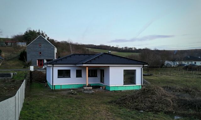 UPDATE STAVBY 📌

Počasí nám momentálně moc nepřeje pro montáž naplánovanych staveb, tak alespoň malý update jednoho z domů, kterému byl inspirací náš oblíbený bungalov 111.

 #vaznikovestrechy #vaznikovykrov #evohousecz #dum #strecha #strechy #drevostavba #susenerezivo #drevovyroba #vaznikovakonstrukce #vaznik #vaznikovekonstrukce #bydleni #vazniky #vaznikovastrecha #krov #stavbadomu #montazvazniku #drevo #stavba #montaz #domov #panelovavystavba #terasa #pergola #morava #novostavba #konstrukce #hrubastavba #projektdomu